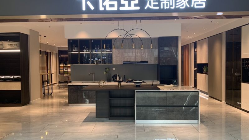 在制定预算时，要对比多家报价单，关注以下方面：